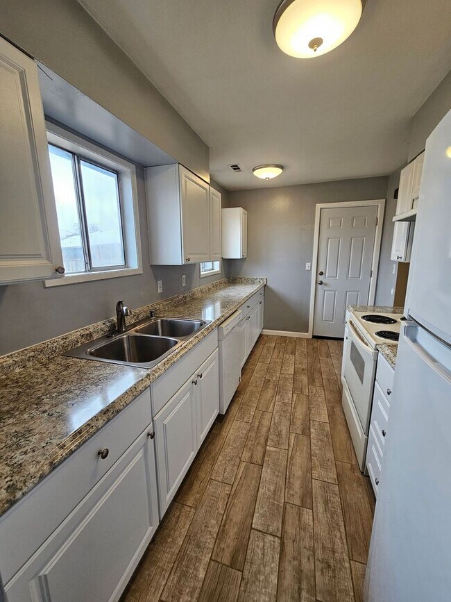 Photo - 900-902 Lindberg Ln