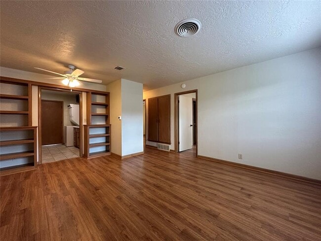 Photo - 2023 Delaware Ln