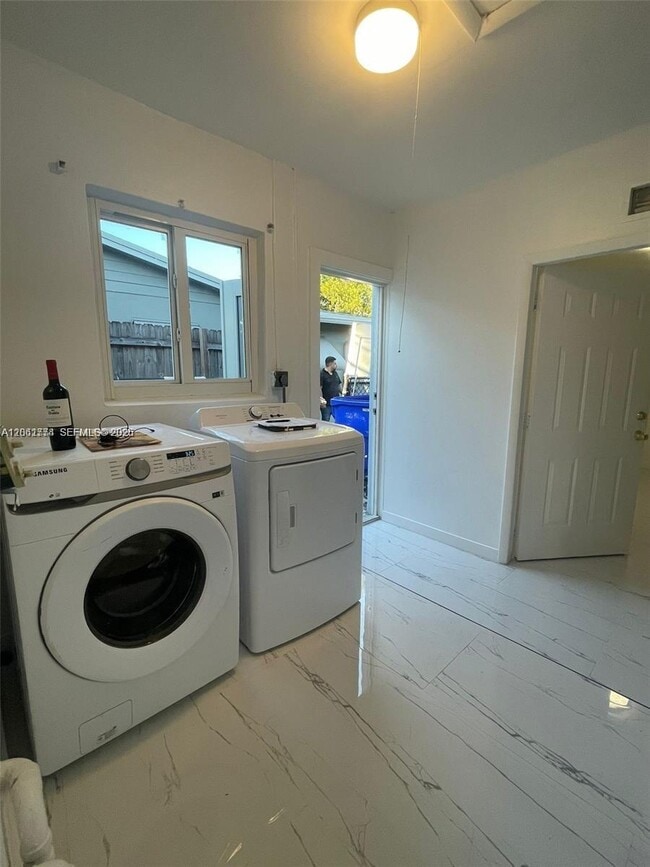 Photo - 1400 N 74th Terrace Unit Efficiency