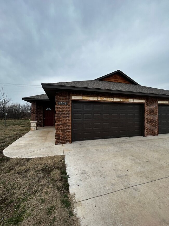 Building Photo - 3br 2ba duplex with 2 car garage!