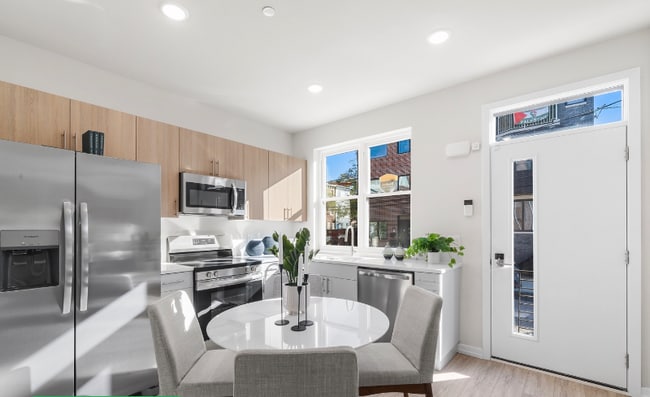 Building Photo - 2125 Master St