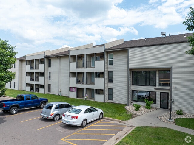 Building Photo - The Oaks Apartments