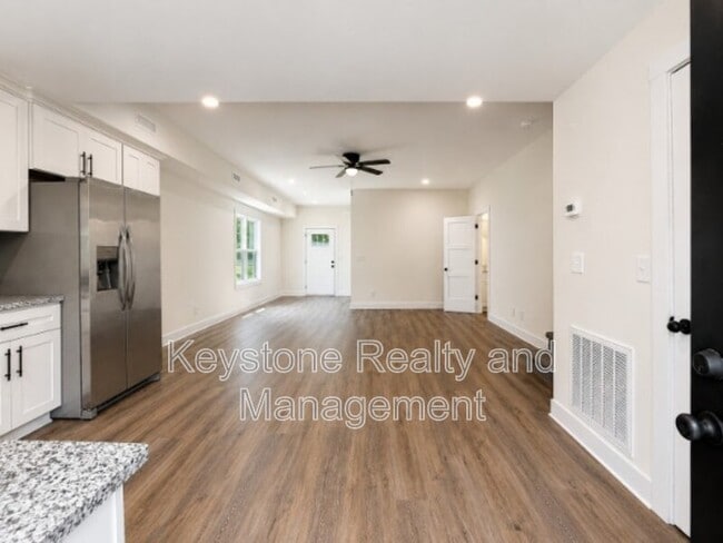 Photo - 925 Ford St