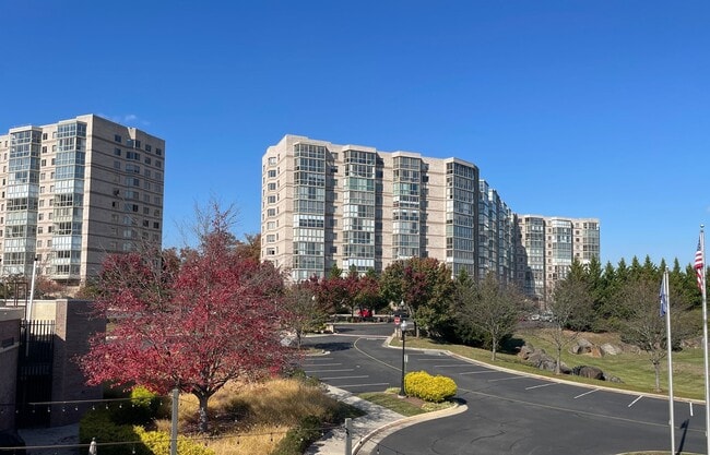 Building Photo - 2 Bed+Library 2 Bath Condo With Endless Wo... Unit 319