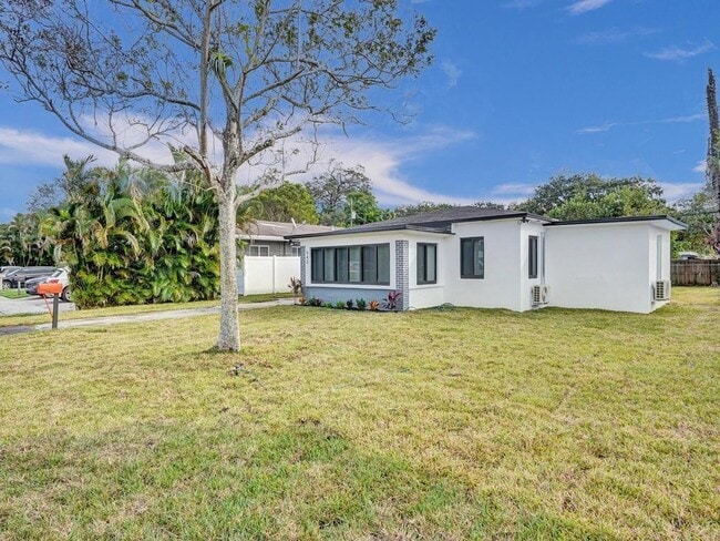 Photo - 940 SW 28th St