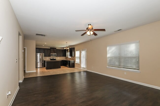 Photo - 705 Yukon Way