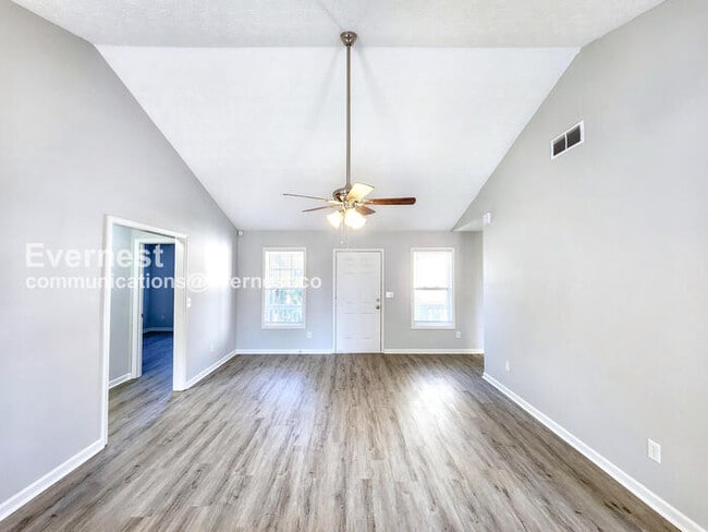 Photo - 511 White Oak Dr