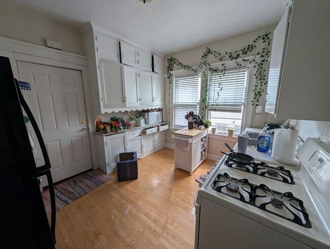 Building Photo - 3246-3246 N Oakland Ave