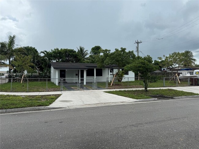 Photo - 950 E 2nd St