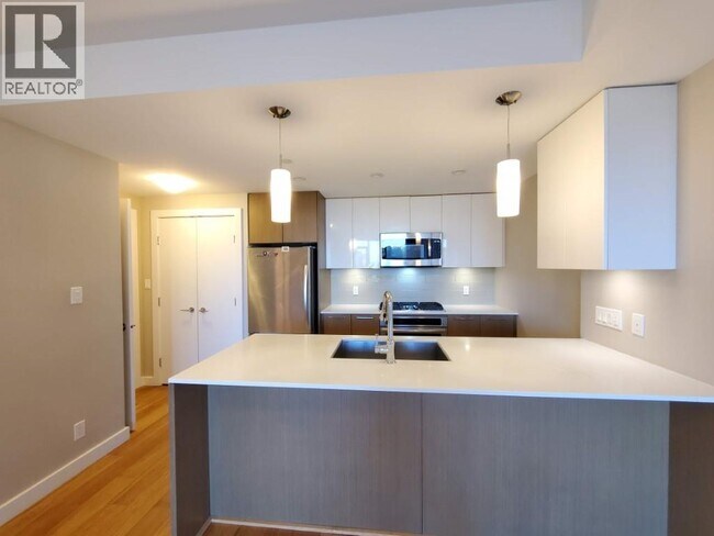 Photo - 5511 Hollybridge Way Unité 6F