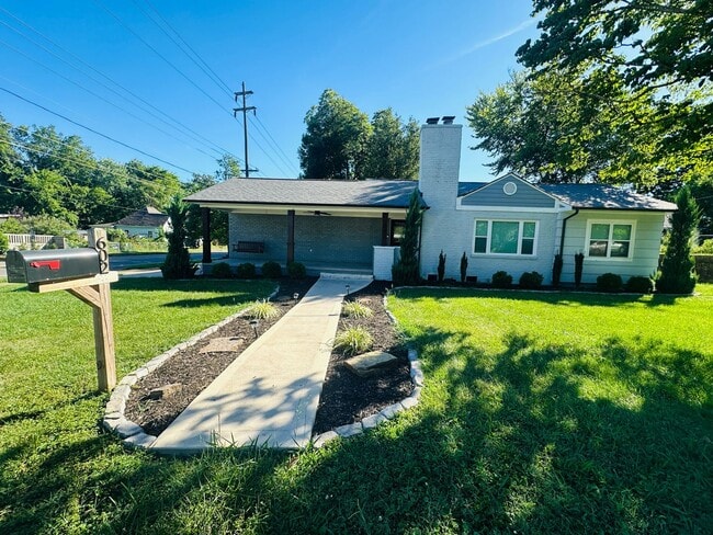 Building Photo - Urban setting w/ incredible fenced in back yard. 3 bed/2bath + detached office building