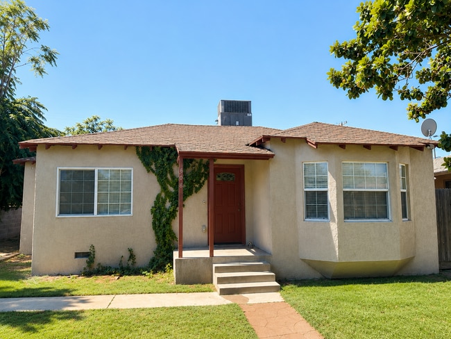 Building Photo - Charming 2 Bedroom, 1 Bathroom Home with Garage & Large Backyard – Available Now!