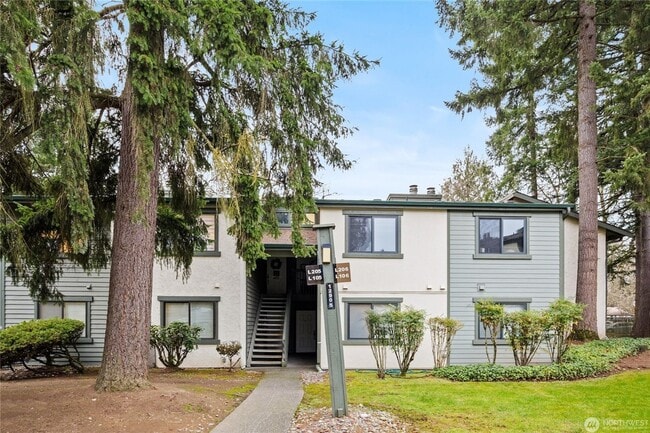 Photo - Spacious 2-Bedroom Ground Floor Condo with Private Yard in Kirkland Unit L105