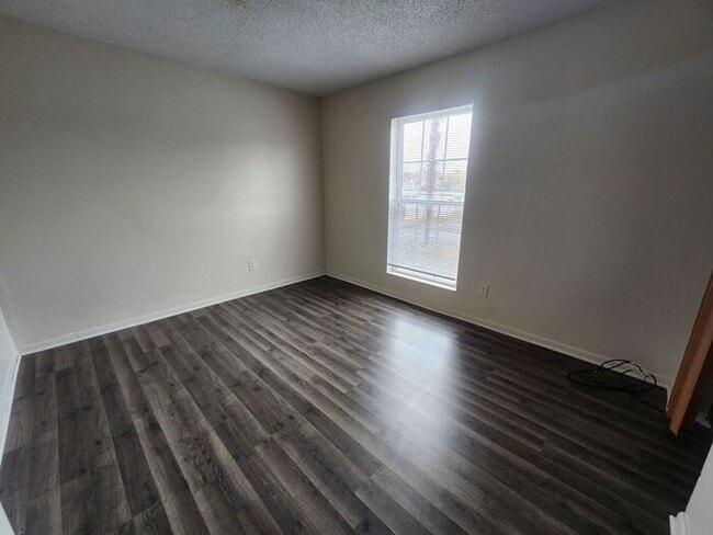 Photo - 2 Bedroom Upper Apartment - Water & Sewage...