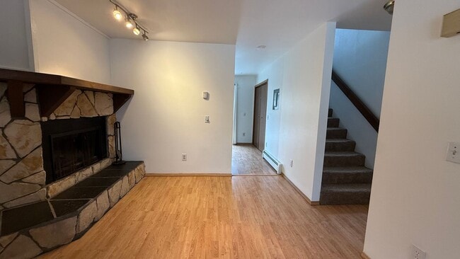 Building Photo - A lovely (1) one bedroom, (1) one bathroom Townhouse style condo! Unit 8