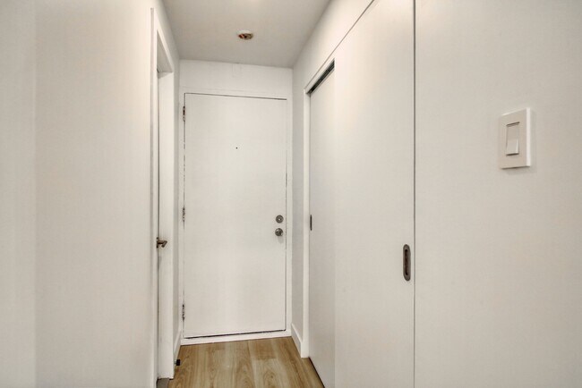 Photo - 1 Cote Saint-Catherine Unit 1405
