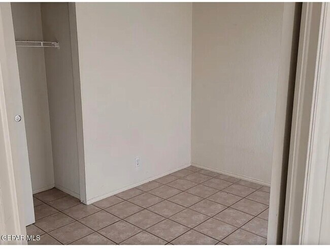 Photo - 910 Destello Rd