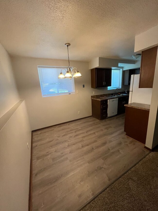 Building Photo - Two Bedroom 1 Bathroom Condo