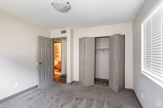 2BR, 1BA - 750SF