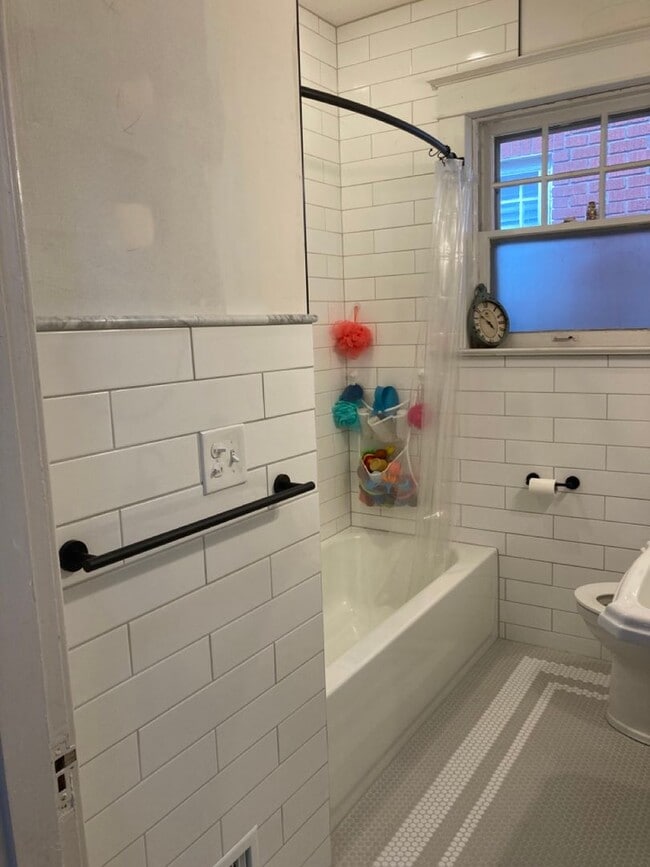 Building Photo - Crescent Hill  Charming Three Bedroom Bung... Rental