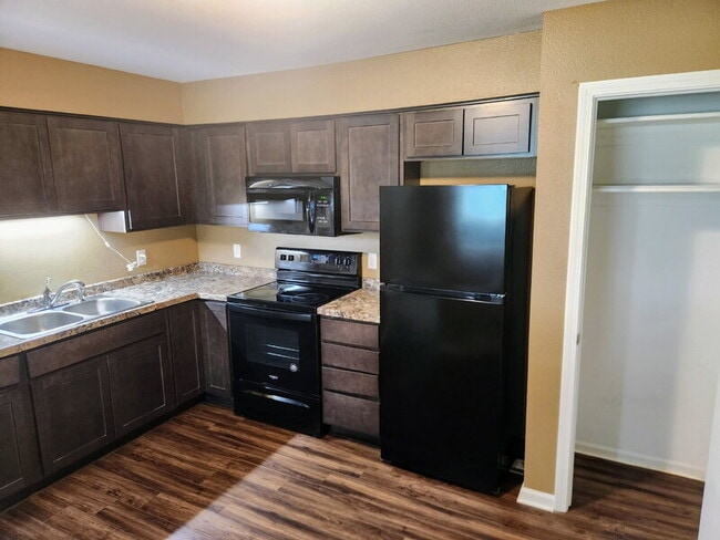 Photo - 450 Laurel St Unit Apt 4