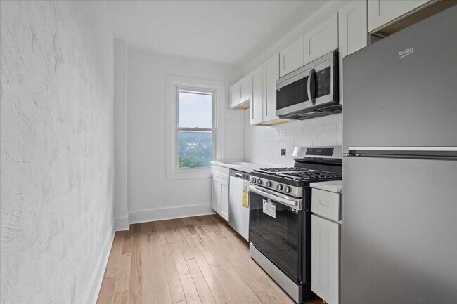 Photo - 5556-5558 Pocusset St