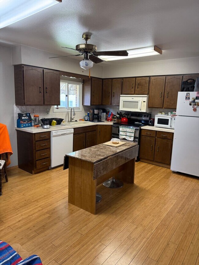 Photo - 3-bedroom, 2-bathroom home in the heart of Windsor with Detached Workshop!