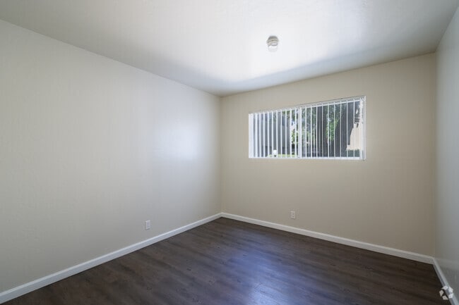 2BR, 1.5BA - Cantabury