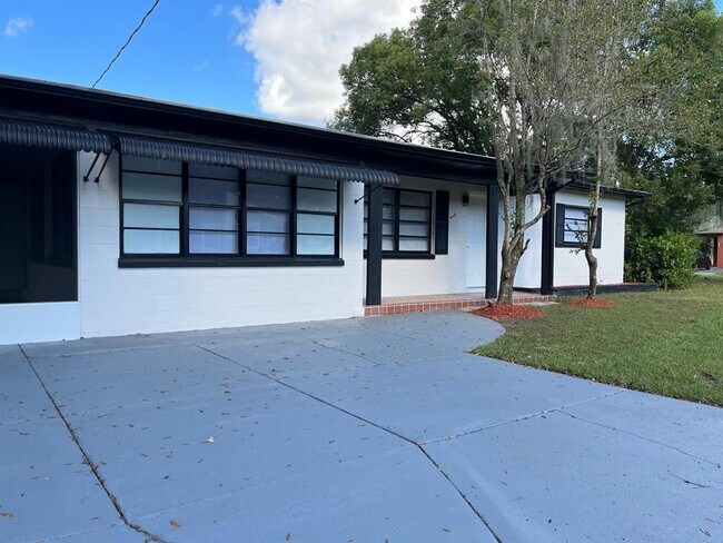 Photo - 415 W Oak Dr