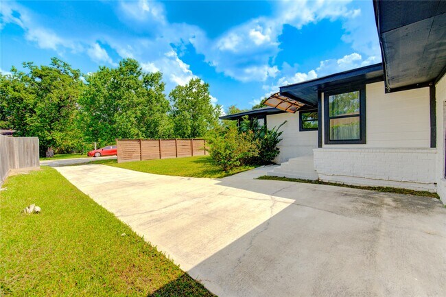 Photo - 6638 Winton St