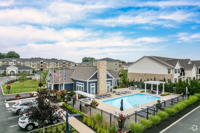 Outdoor Pool & Clubhouse - Ravines at Rocky Ridge