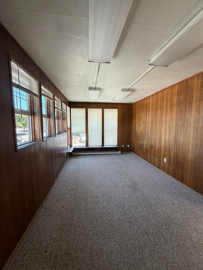 Building Photo - Super Cool Downtown Apartment!2 Bedroom, 1 Bathroom Apartment with Secure Entrance