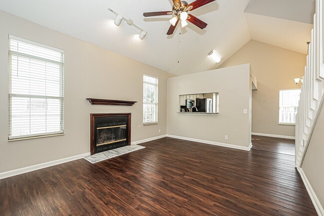 Photo - 909 Bexhill Ct S