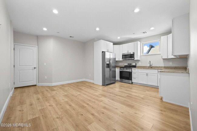 Building Photo - 207 Main St Unit D