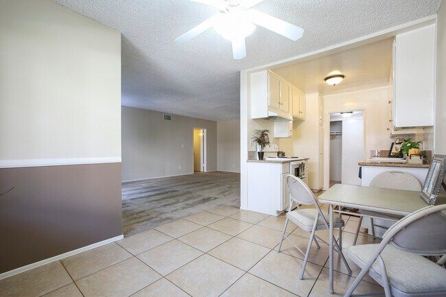 Photo - 220 E Live Oak St Unidad 23