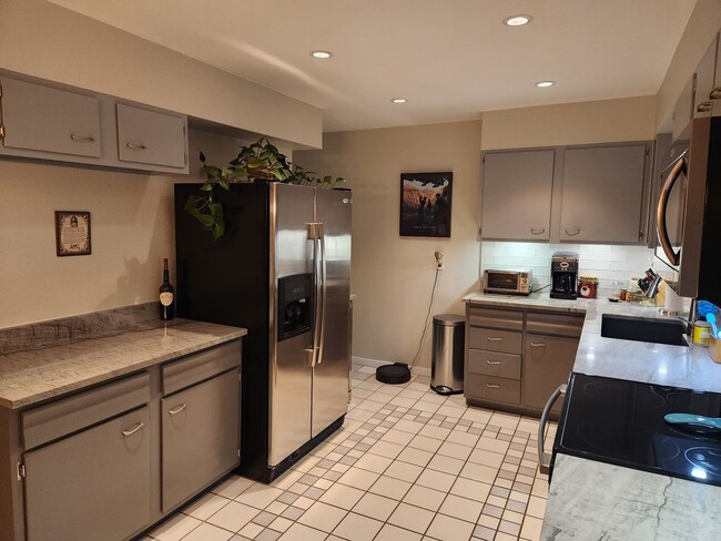 Building Photo - Updated 3 Bedroom (4th non-conforming), 23...