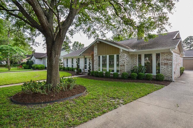 2815 Manila Ln
