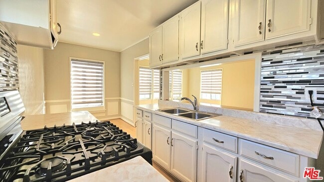 Building Photo - 1022 S Norton Ave Unit C