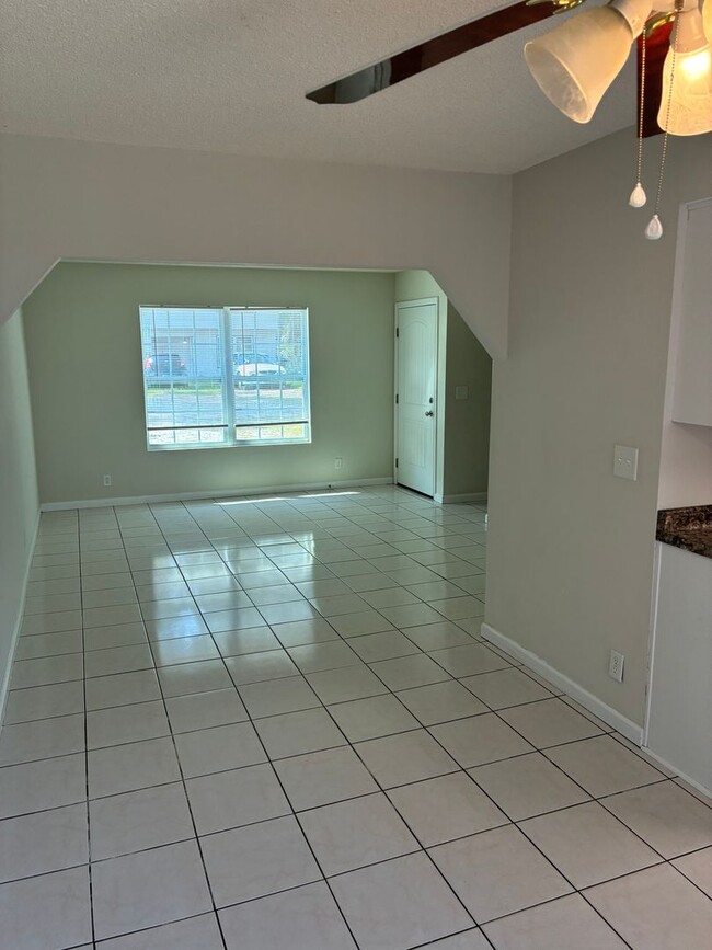 Photo - 695 Douglas Dr