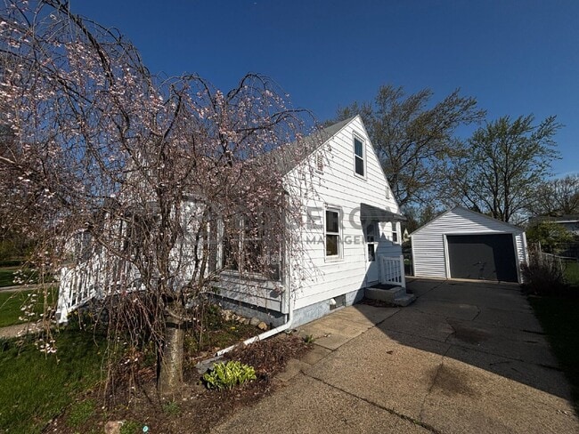 Photo - 901 Cricklewood St SW