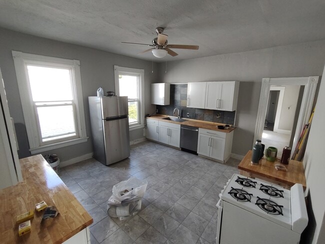 Building Photo - 208 E 9th St Unit #2