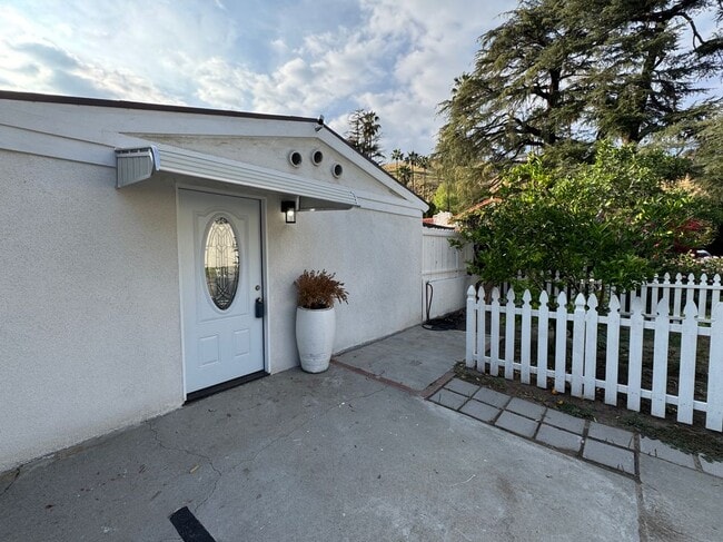 Building Photo - 857 W Edgehill Rd