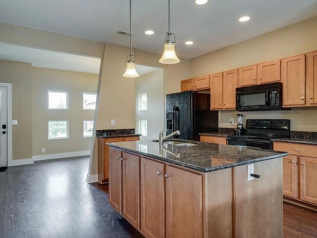 Photo - 3 Bed 2.5 Bath Luxury Townhome