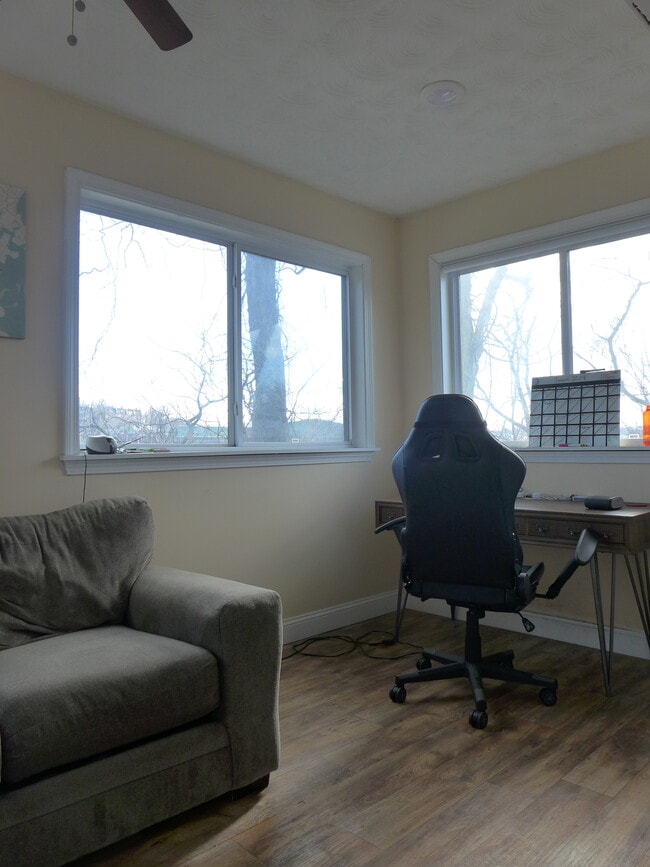 Photo - 832 Parker St