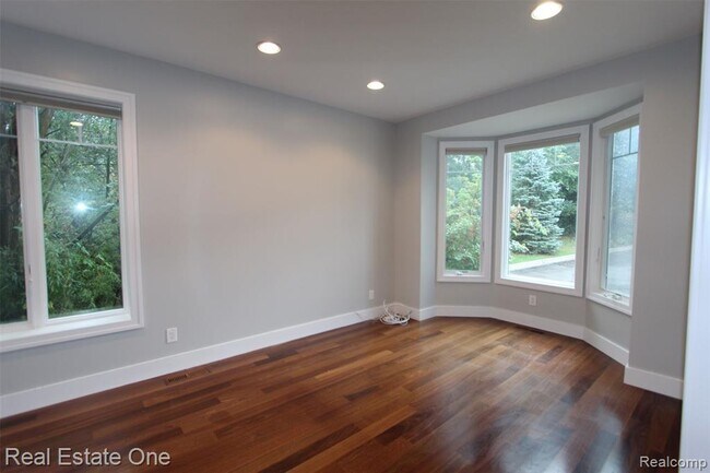 Photo - 1090 Oakwood Dr