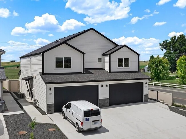 Building Photo - 1130 Greenfield Dr