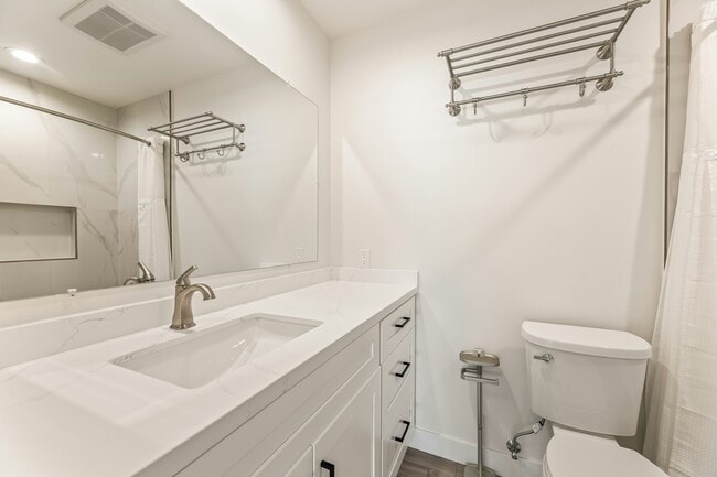 Photo - 5409 Radford Ave Unit 12