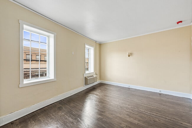 Photo - 409 Plandome Rd Unit H