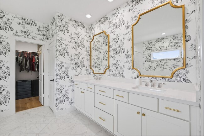 Photo - 927 W 25th St
