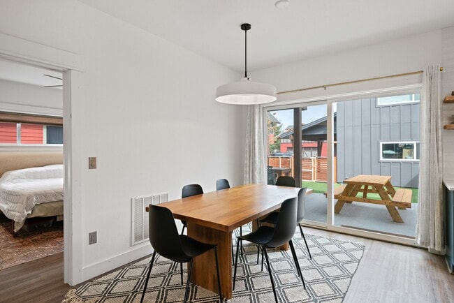 Photo - 4451 Alexander St